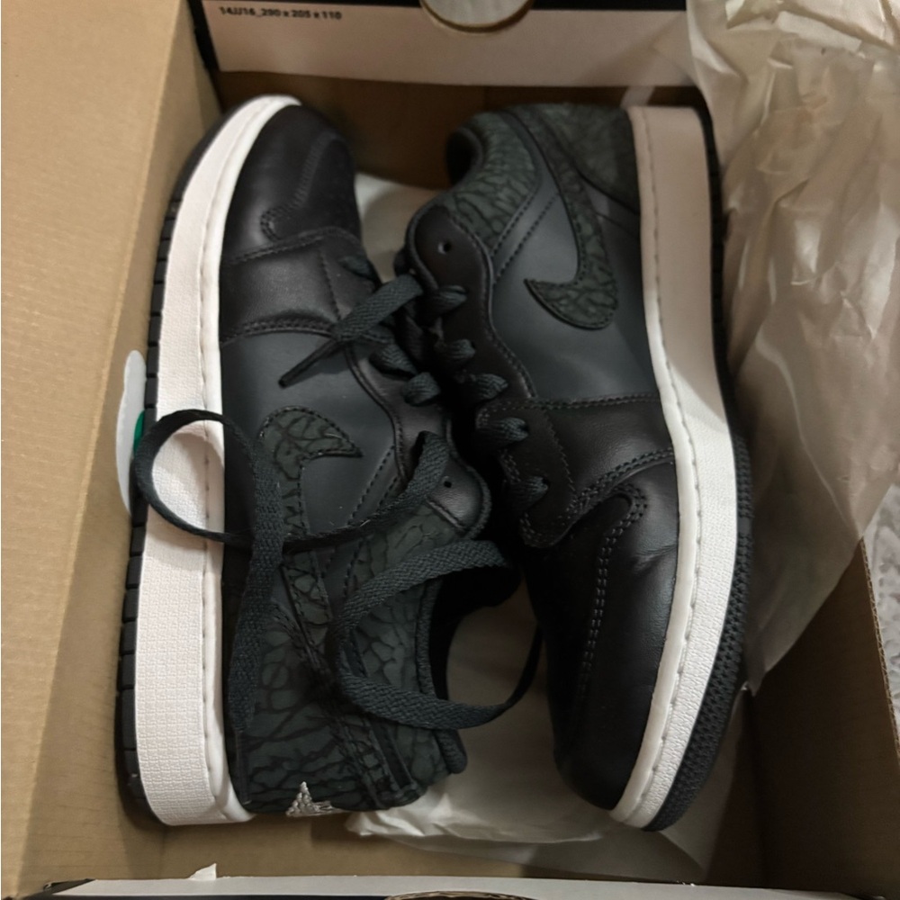 Jordan Air 1 Low SE Off Noir and White